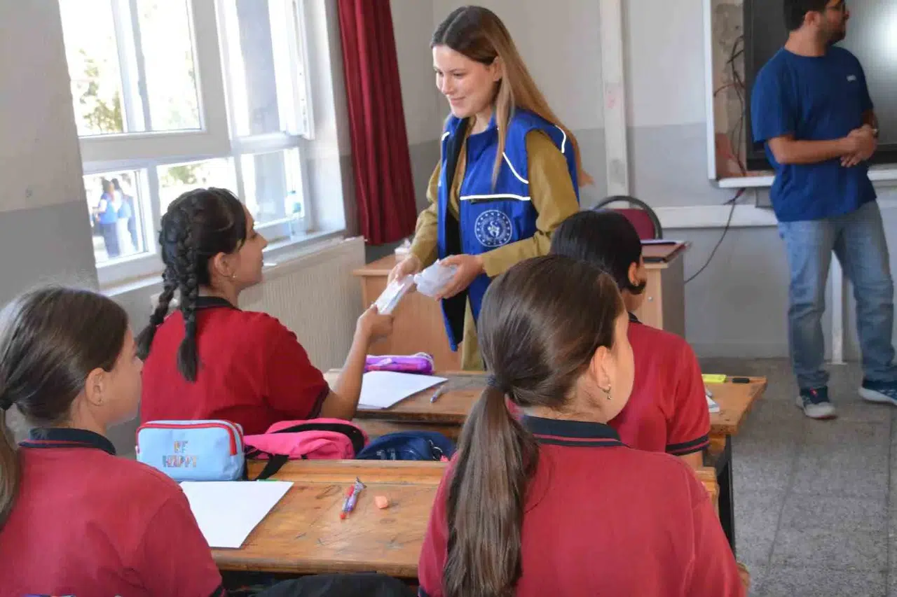 Okul yolunda gönüllü dayanışması: Miniklerin yüzünü güldürdüler