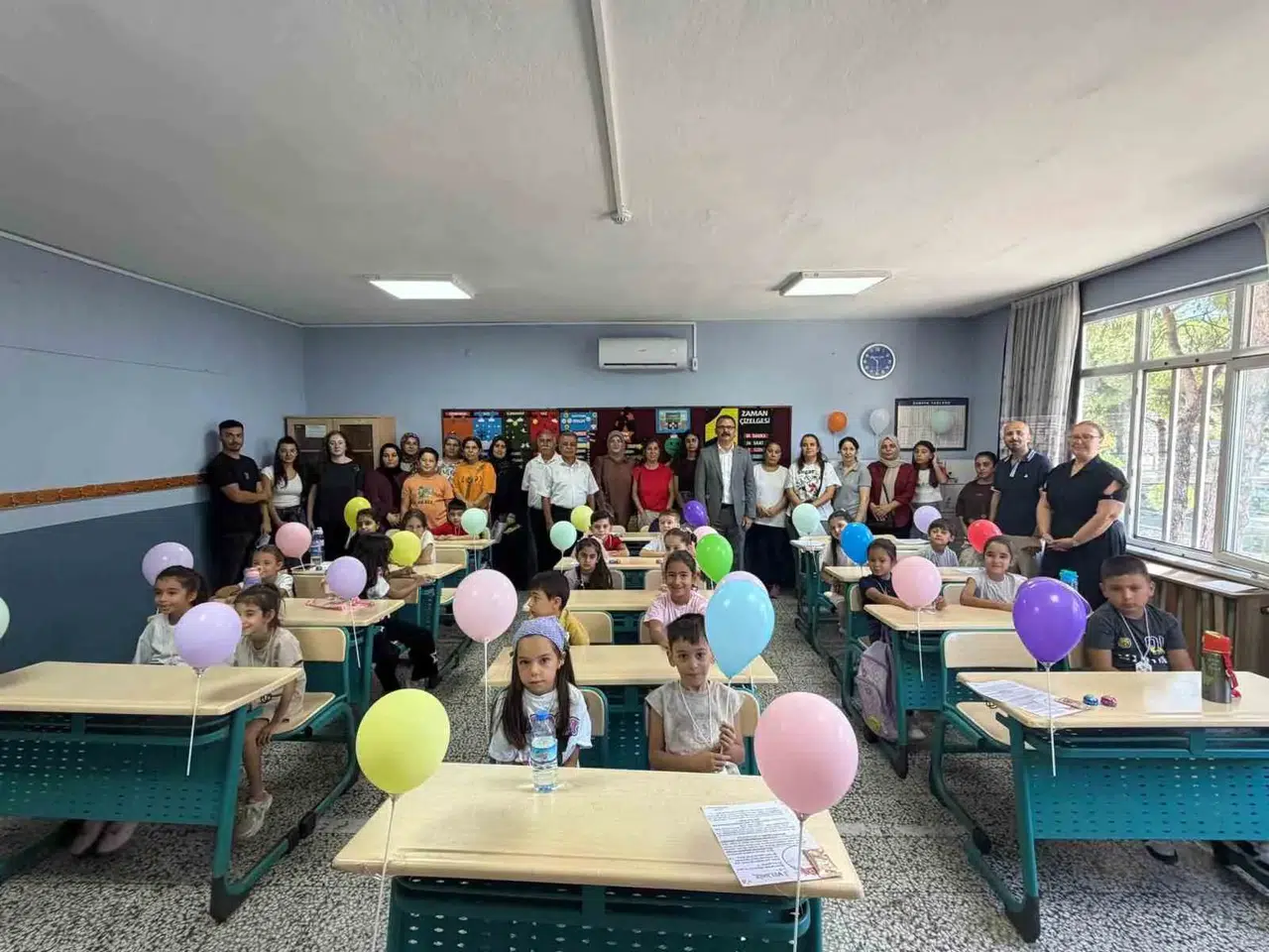 Sultanhisar'da eğitim heyecanı: Kaymakam Ateş ilk ders gününde öğrencileri yalnız bırakmadı