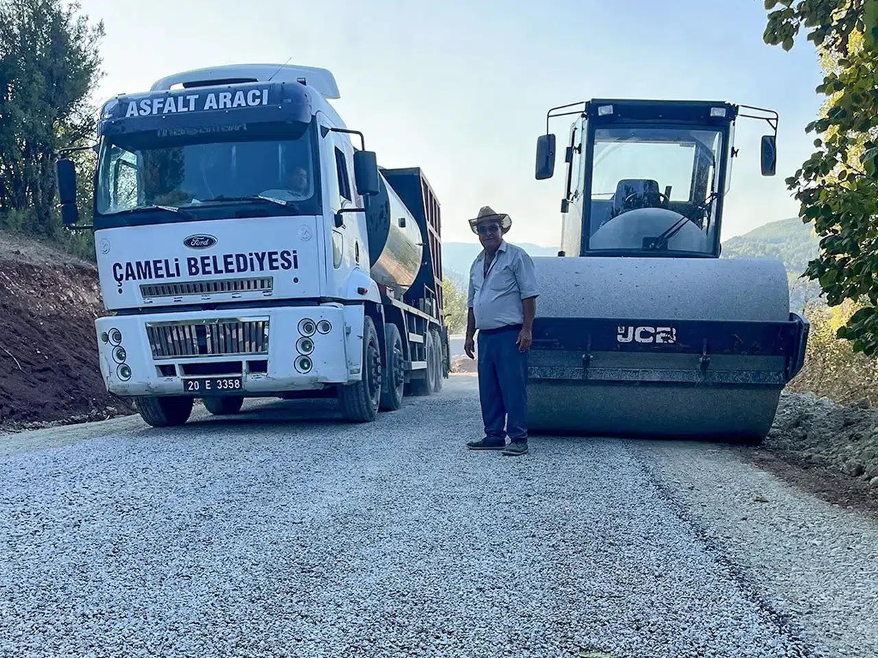 Çameli’de ulaşım seferberliği: Emecik’in yolları yenilendi
