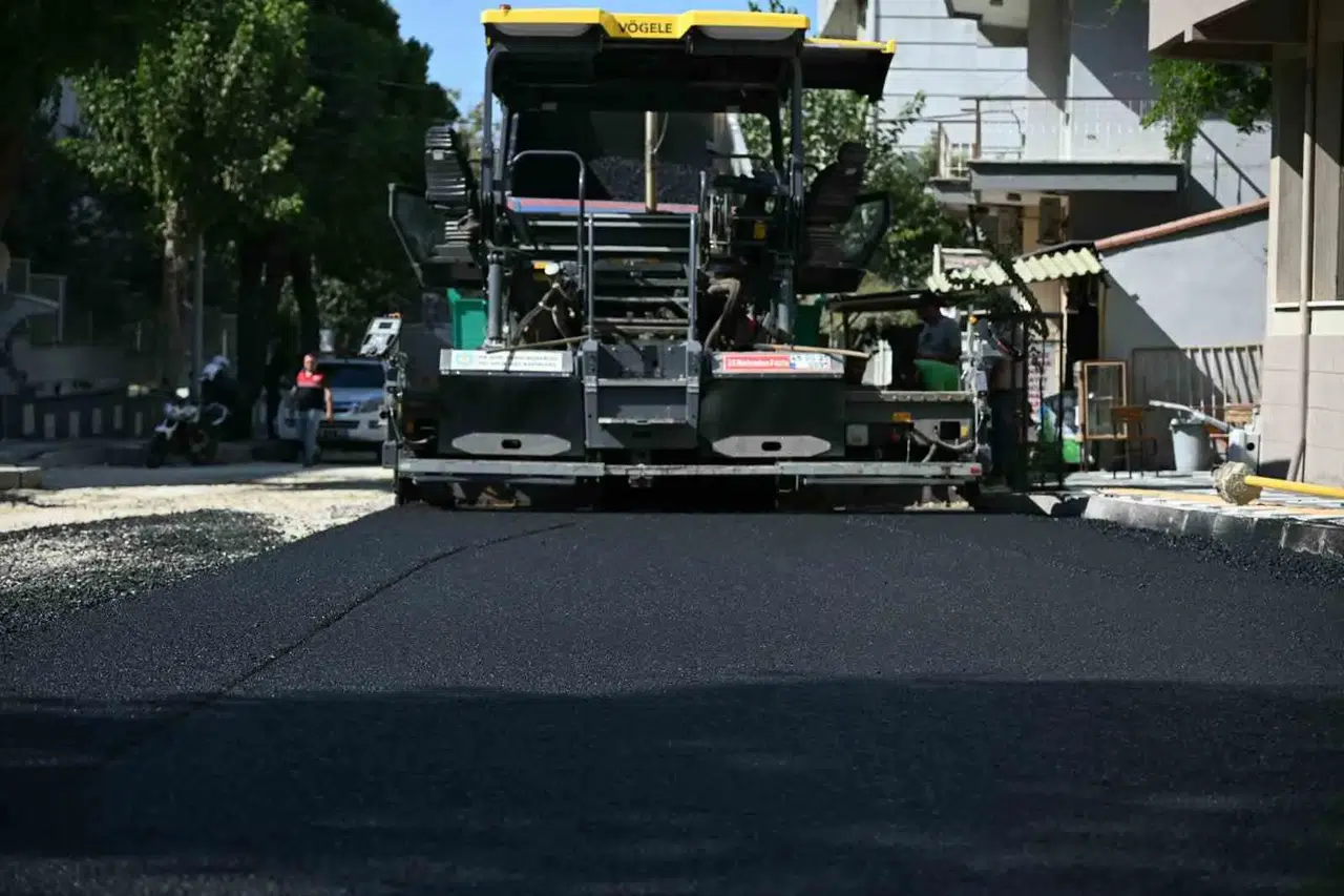 Salihli’de Çiçek Caddesi’ne konforlu ulaşım için 3 bin ton asfalt
