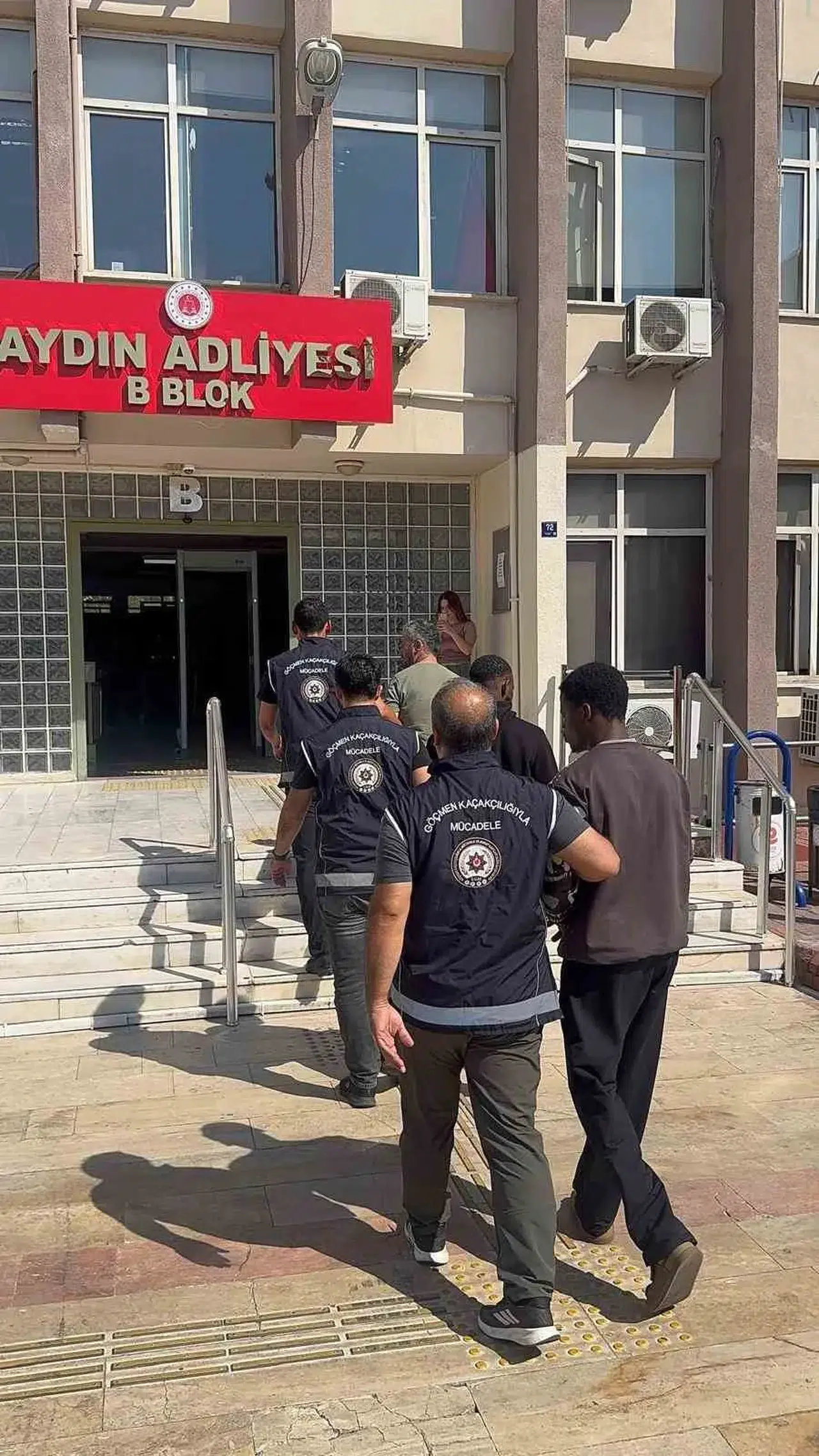 Efeler'de kaçakçılık operasyonu: 31 göçmen yakalandı, 2 kişi cezaevine gönderildi