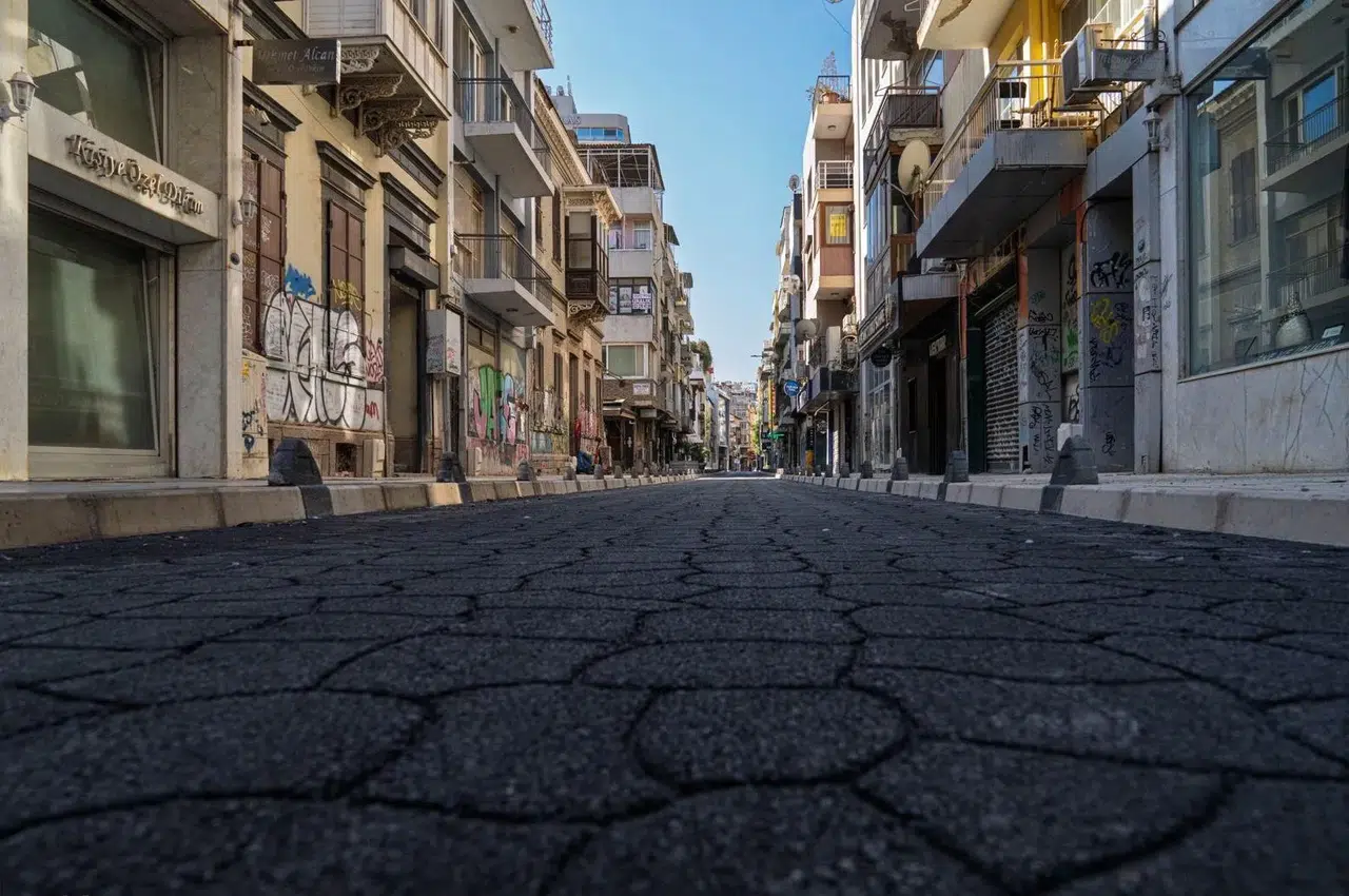 Alsancak’ın kalbi yenilendi: İkinci Kordon’da modern dokunuş