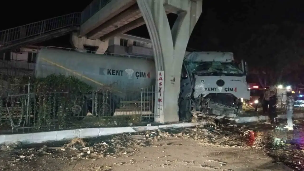 Söke yolunda gece yarısı dehşeti: Beton ayağa çarpan tır hurdaya döndü
