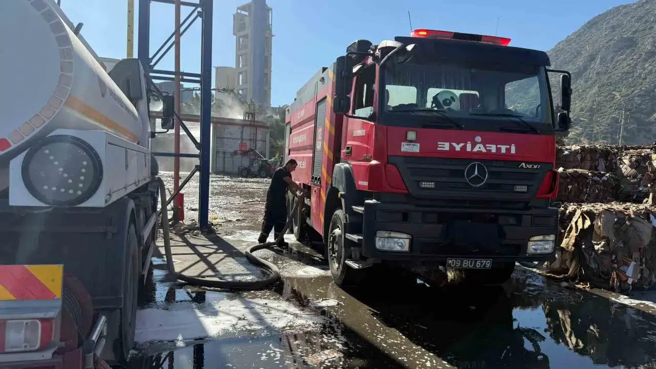 Söke’deki dev fabrikada korkutan yangın: İtfaiye ekipleri zamanla yarıştı