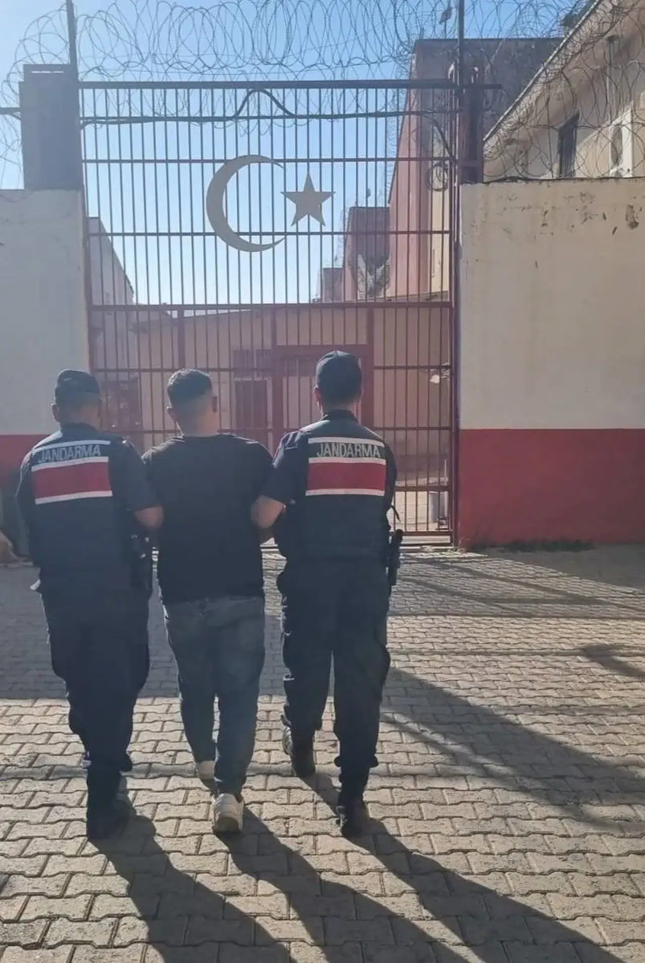 Germencik’te aranan şahıslara geçit yok: 14 yıla yakın cezası olan hükümlü yakalandı