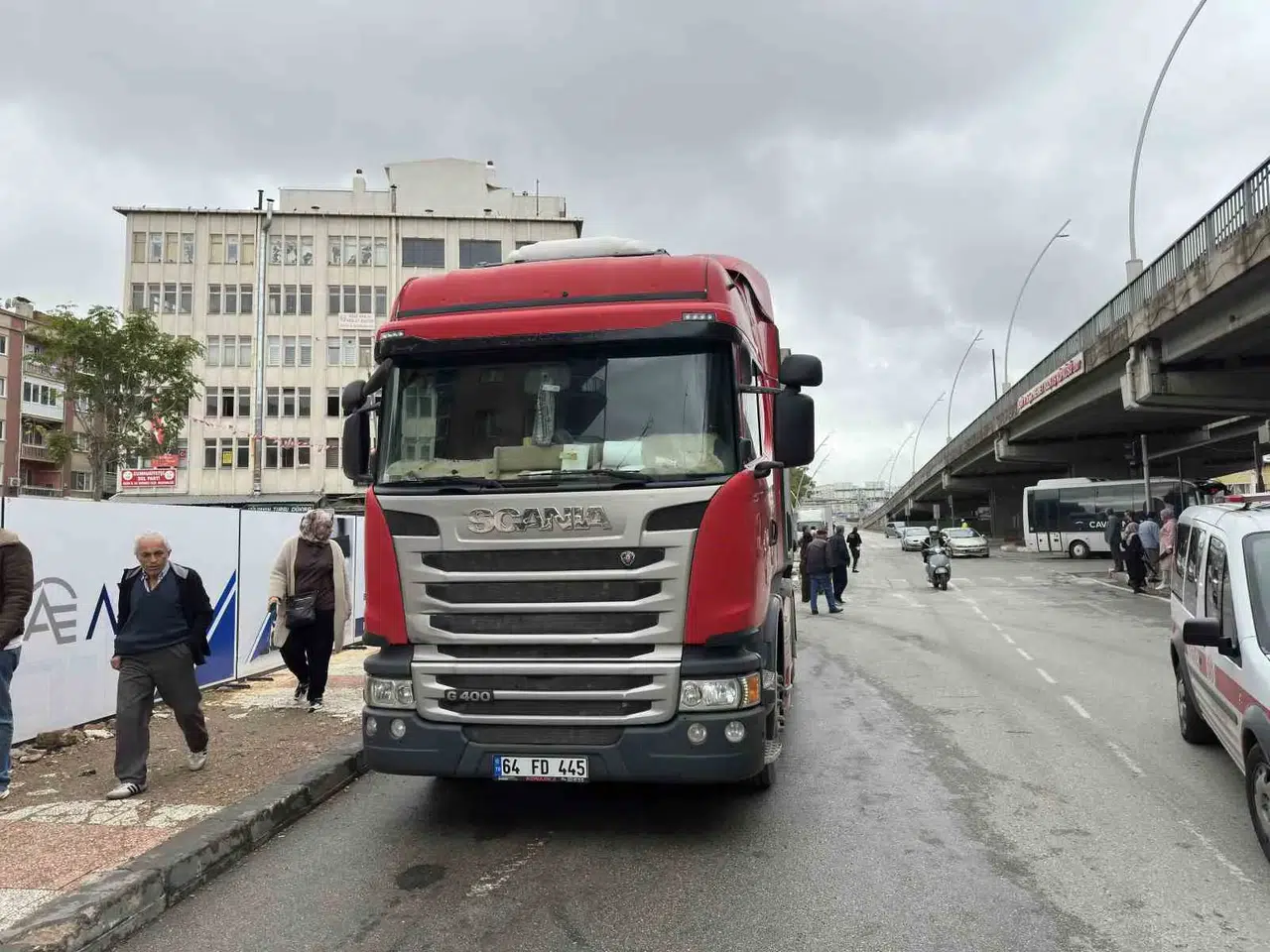 Uşak’ta yürek yakan kaza: Yolun karşısına geçmek isterken tırın altında kaldı