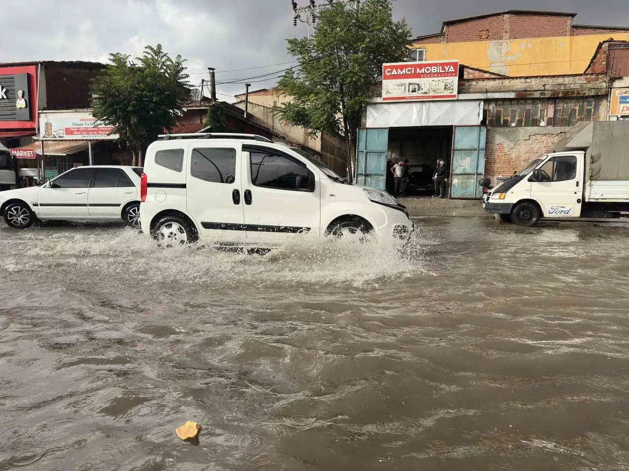 Uşak’ta akşam kabusu: Sağanak ve dolu trafiği kilitledi