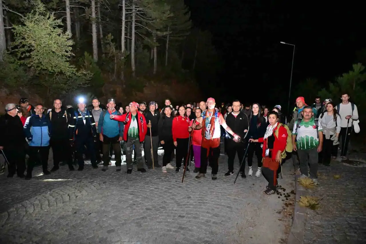 Spil Dağı’nda zirve keyfi: Manisalılar gün doğumuna yürüdü