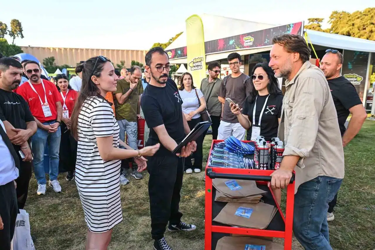 İzmir Fuarı'nda kartondan tekneler suya iniyor: Genç mühendislerin yaratıcılık sınavı
