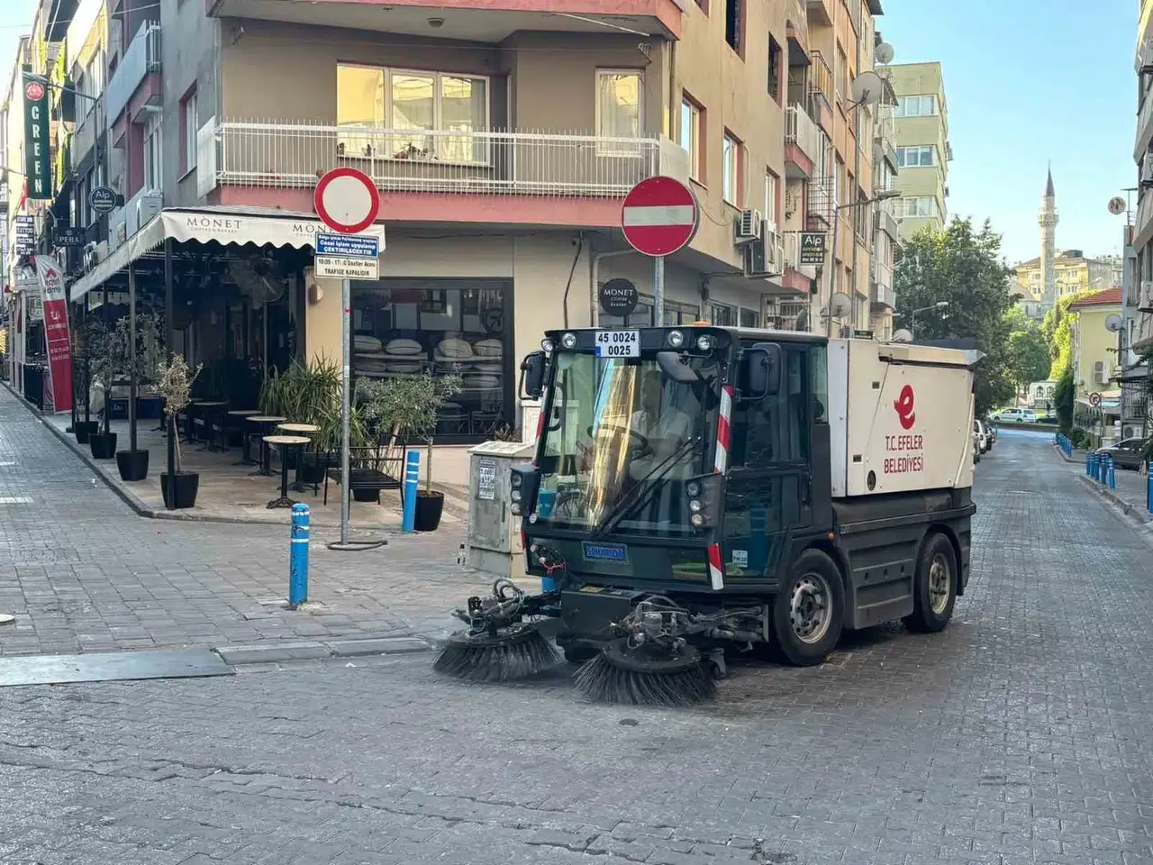Efeler’de Sabah Mesaisi: Hasanefendi’de Sokaklar Güne Tertemiz Başladı