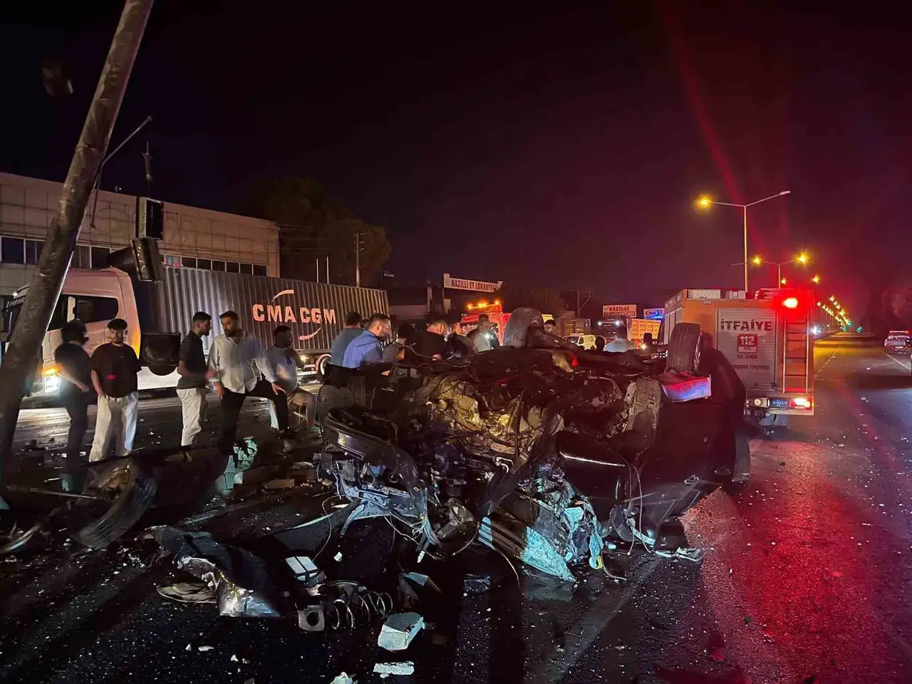 Nazilli'de korkunç kaza: Otomobil ikiye bölündü, 4 kişi hastanelik oldu