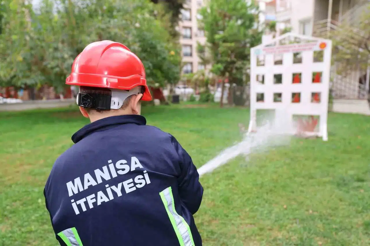 Minik kahramanlar itfaiye merkezinde: Yangın güvenliğini uygulamalı öğrendiler
