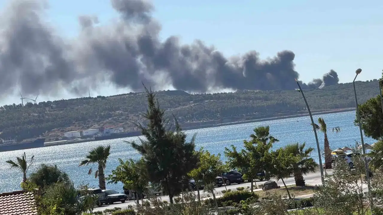 Aliağa'da korkutan dumanlar: Gemi söküm tesisinde alevler yükseldi