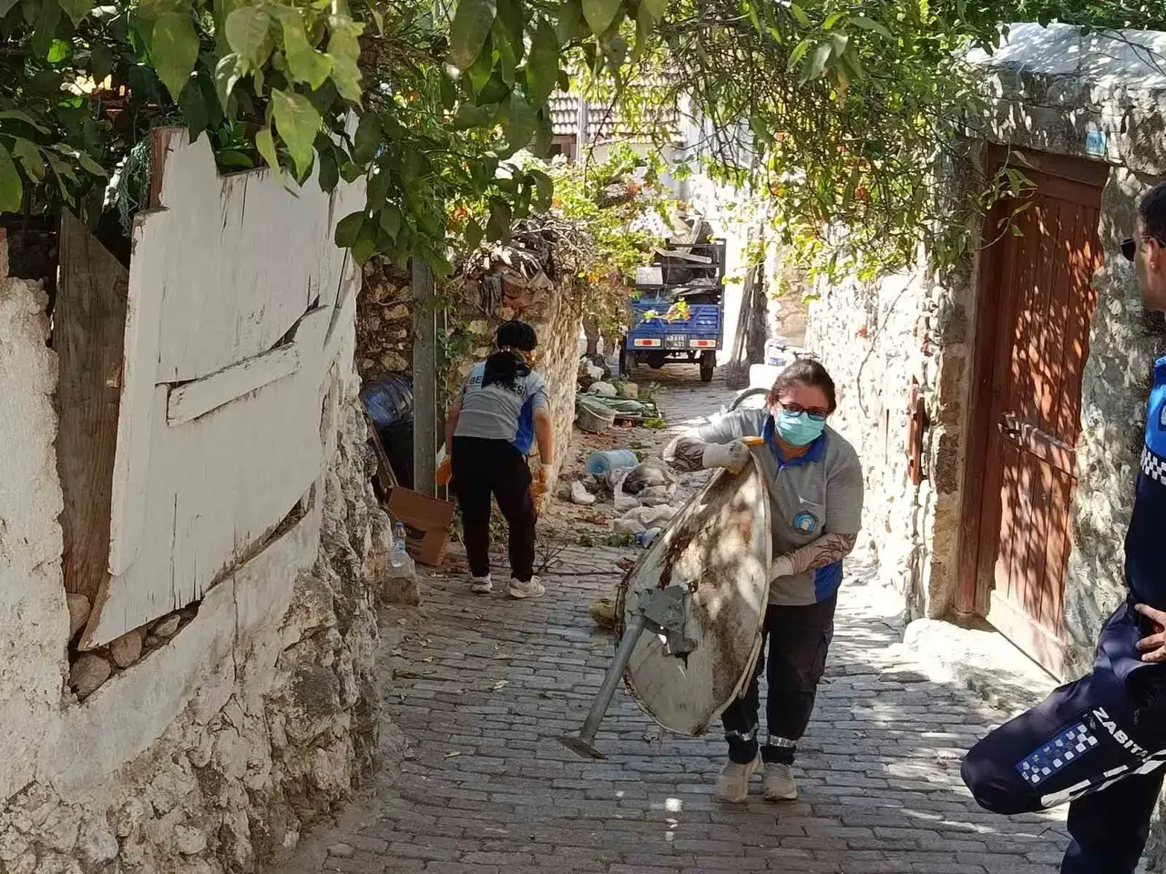 Datça'da kabusa dönen ev temizlendi: Tonlarca atık tahliye edildi