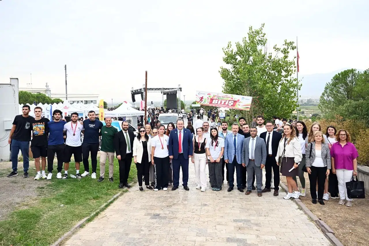 Manisa’da kampüs heyecanı: Öğrenciler yeni döneme renkli bir başlangıç yaptı