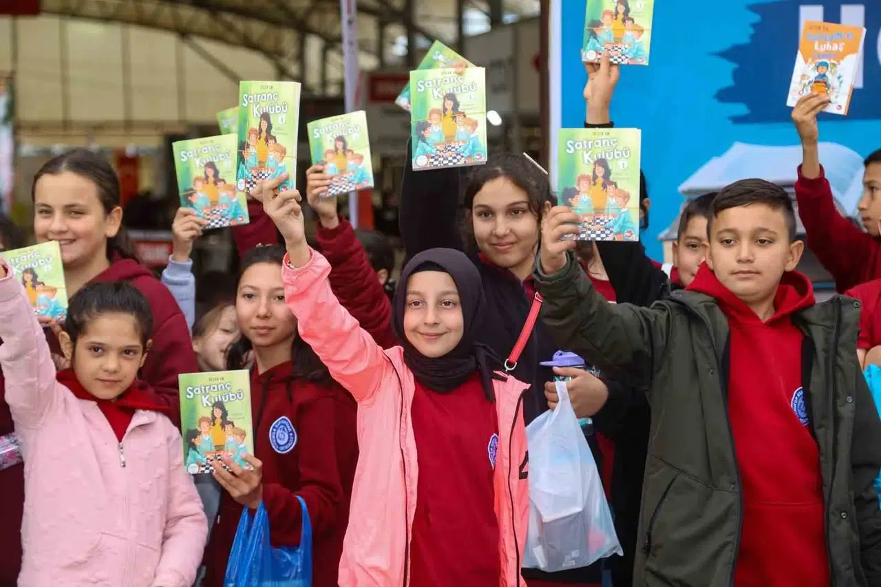 Uşak’ta edebiyat rüzgarı: Kitapseverler yazarlarla buluşuyor
