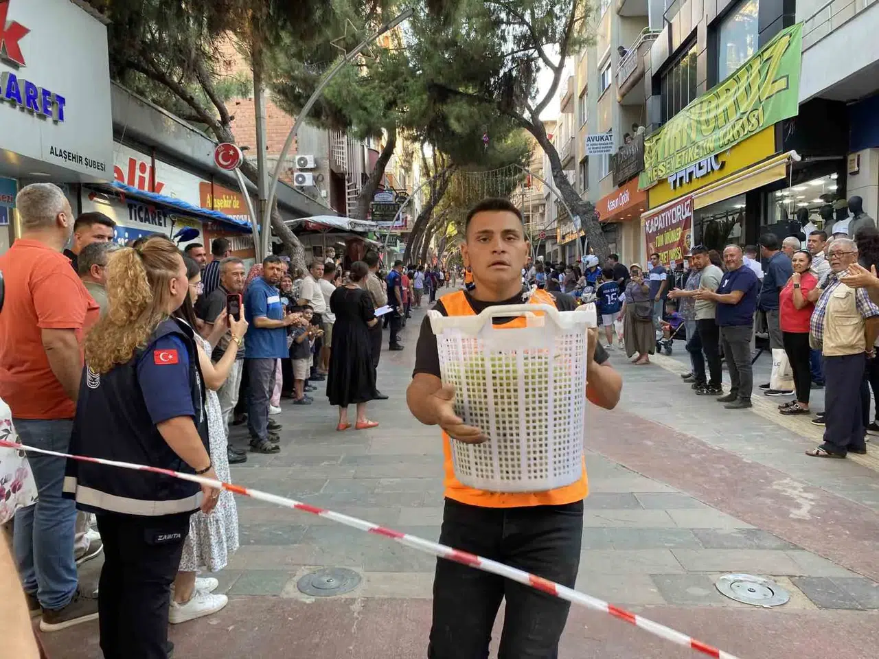Alaşehir’de hasat heyecanı: Üzüm üreticileri hem sahada hem meydanda ter döktü