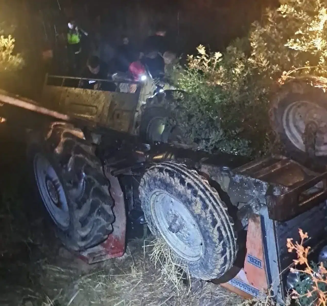 Kiraz'da tarım faciası: Traktörün altında kalan sürücü kurtarılamadı