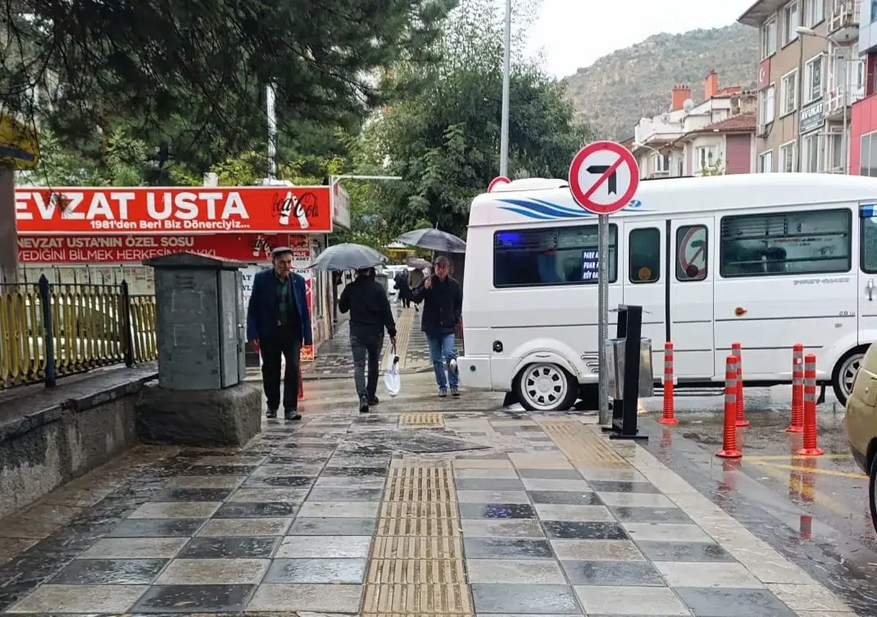 Afyonkarahisar'da mevsim geçişi sert hissediliyor: Termometreler çakıldı