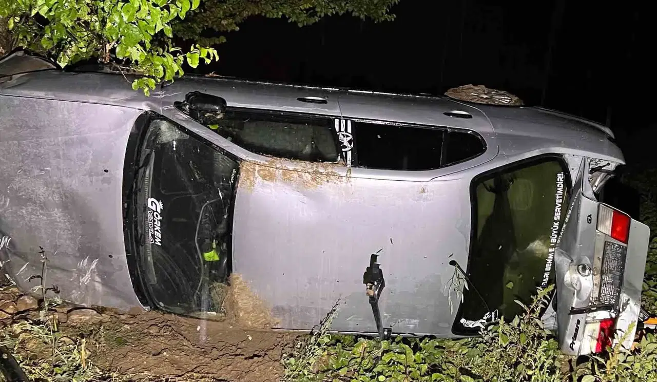 Bolvadin'de direksiyon hakimiyeti kayboldu: Otomobil tarlaya uçtu