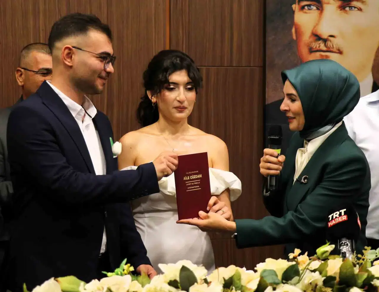 Bakan Göktaş'tan genç çifte çifte mutluluk: Hem nikah şahidi oldu hem de devletin desteğini hatırlattı