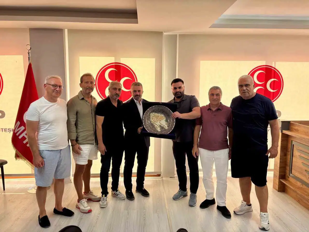 Kuşadası esnafından MHP’ye ziyaret: Turizm ve ticaret masaya yatırıldı