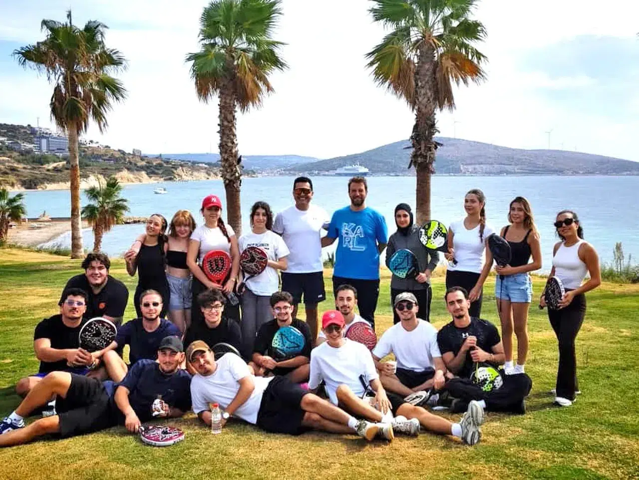 Çeşme’nin gençleri kortlarda buluştu: Padel rüzgarı esiyor