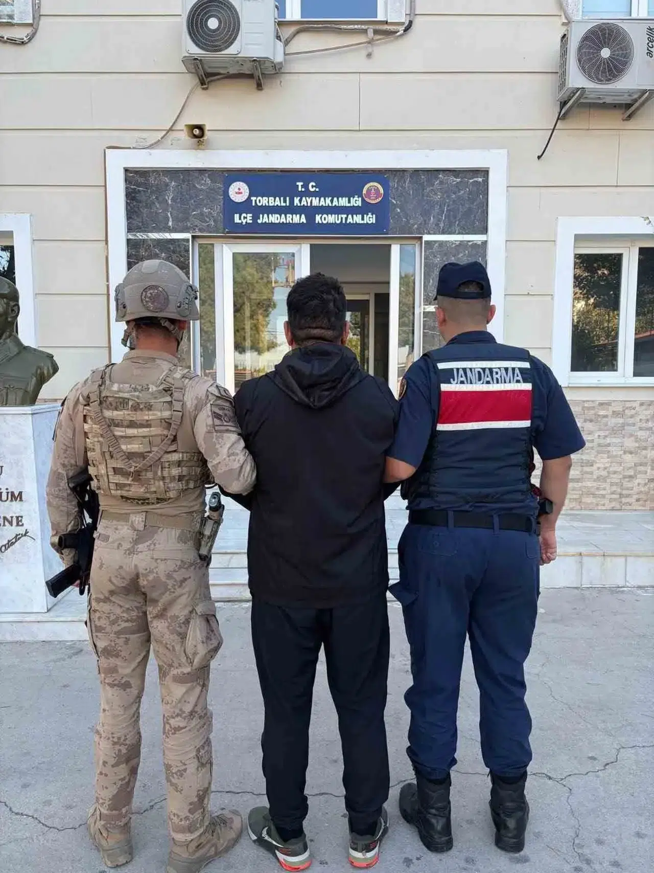 İzmir'de nefes kesen operasyon: 5 yıldır kaçan firari arazide kıskıvrak yakalandı