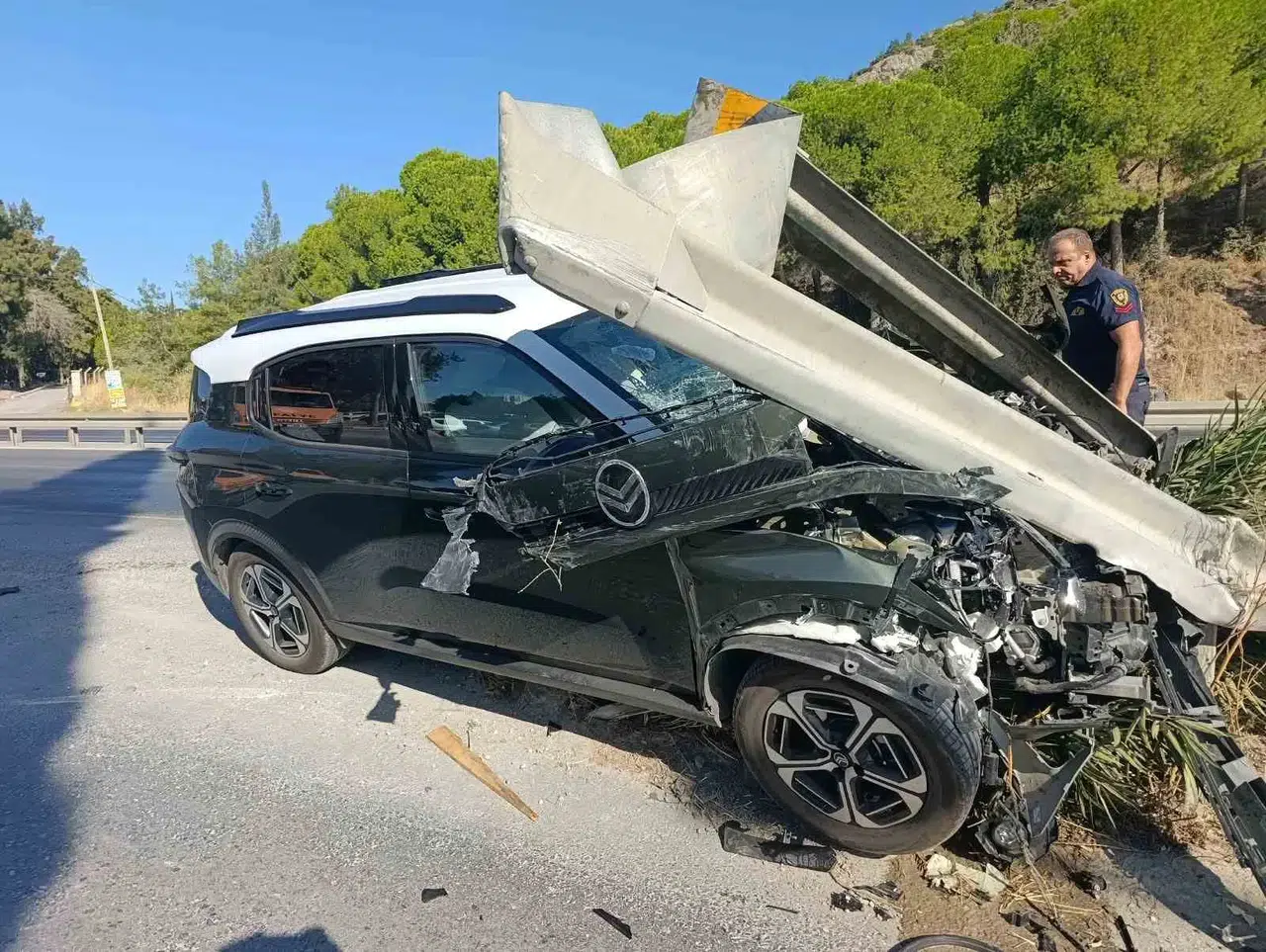 Söke yolunda korkutan kaza: Direksiyon hakimiyetini kaybedince bariyere saplandı