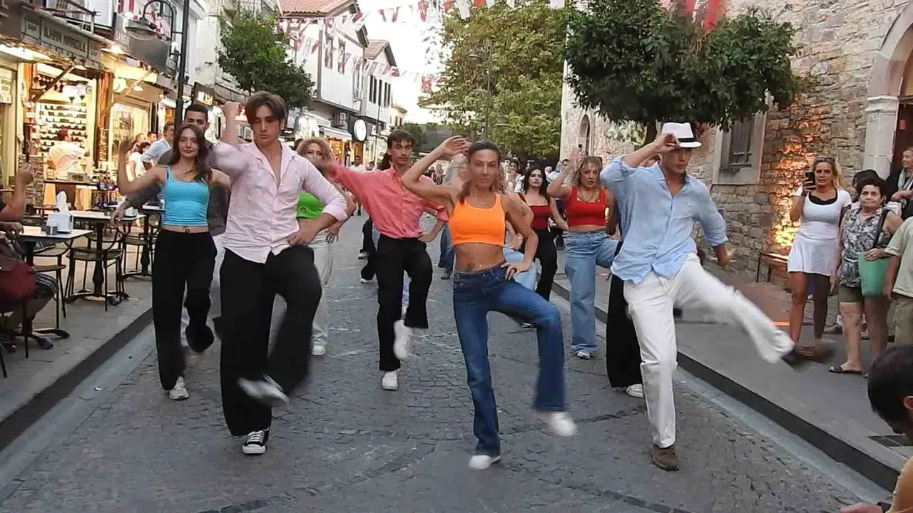 Çeşme’de ritim hiç düşmedi: İzmir Aşkına Derneği’nden çifte performans