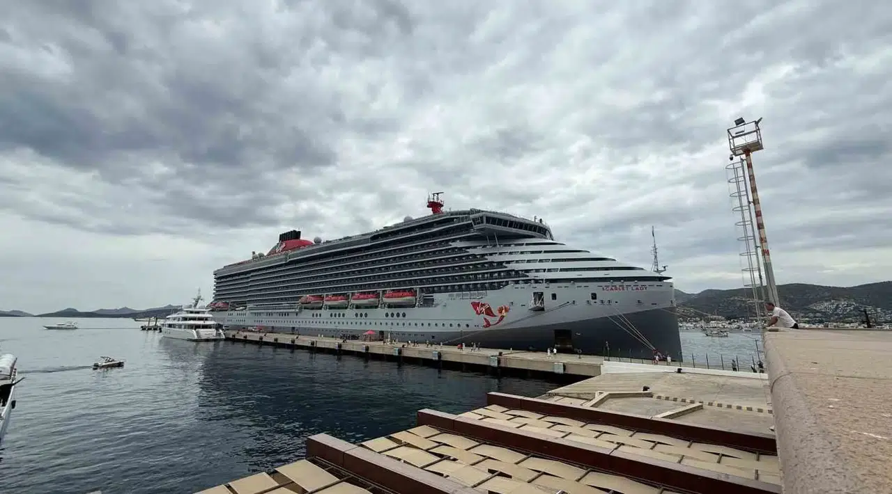 Ege'nin turizm merkezine dev ziyaret: Scarlet Lady Bodrum limanına demir attı