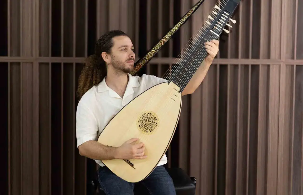 Saraylardan gelen kadim tını: 400 yıllık teorbo İzmir sahnesinde yeniden doğuyor