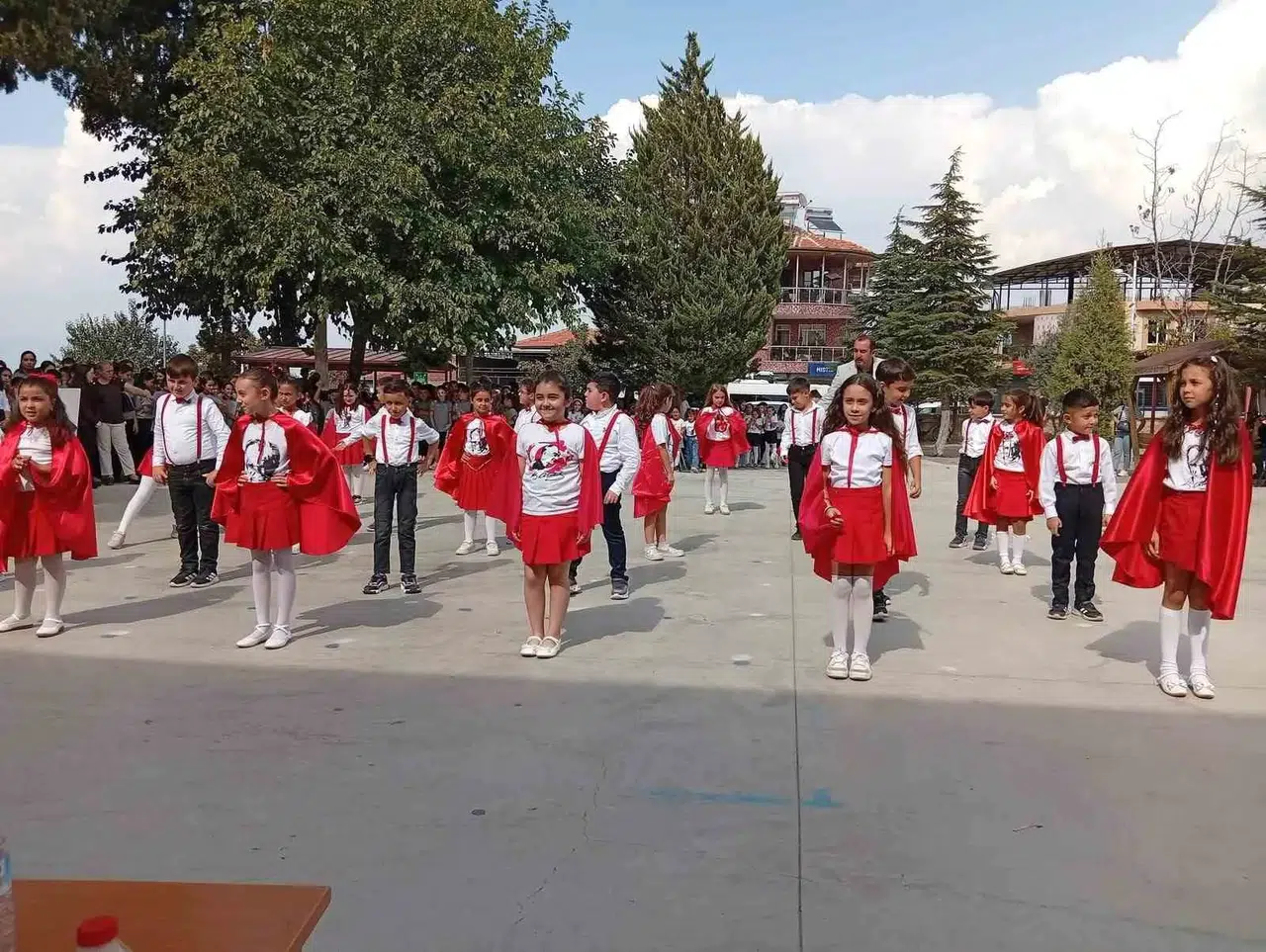 Sarıgöl'de ders zili coşkuyla çaldı: Öğrencilerin performansı ayakta alkışlandı