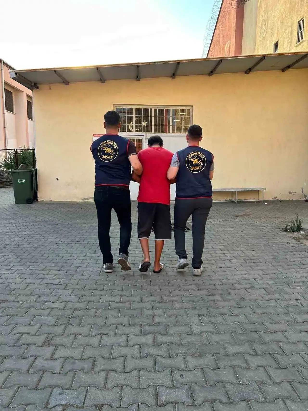 İzmir’de Gece Yarısı Operasyonu: 23 Yıl Hapis Cezasıyla Aranan Firari JASAT’a Takıldı