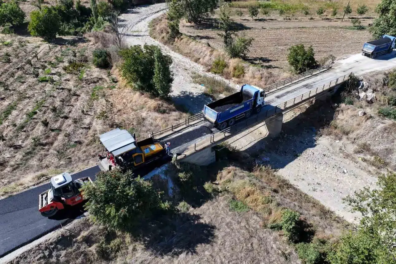 Sarıgöl’de ulaşım seferberliği: 5 mahallenin yolu baştan aşağı yenileniyor