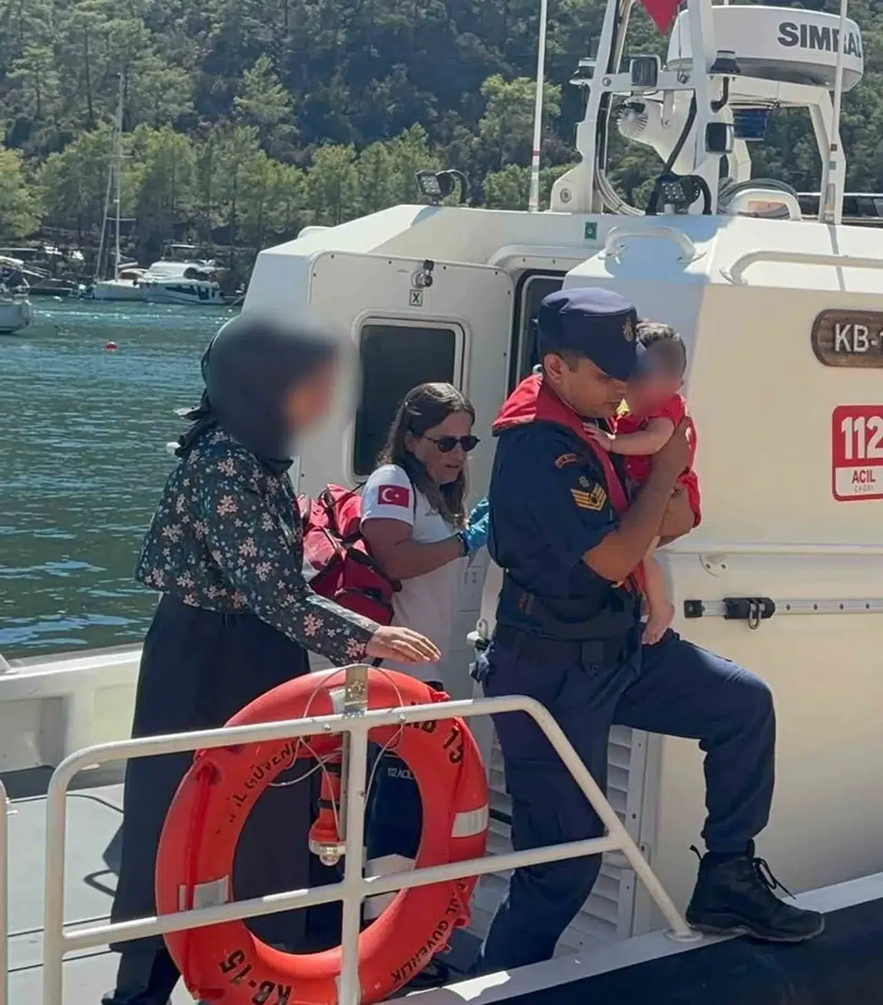 Mavi sularda korku dolu anlar: Yaralanan bebek için Sahil Güvenlik seferber oldu