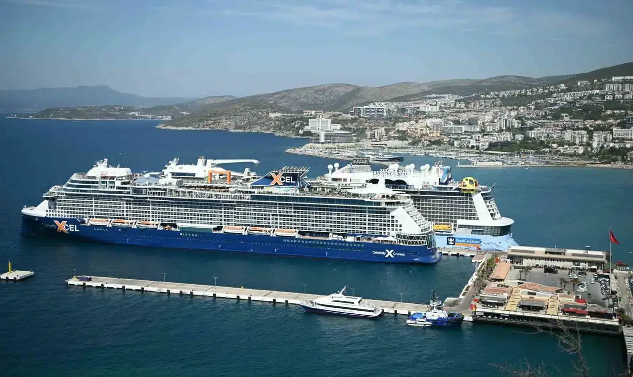 Kuşadası limanına dev gemilerle çıkarma: 8 bine yakın turist çarşıyı hareketlendirdi