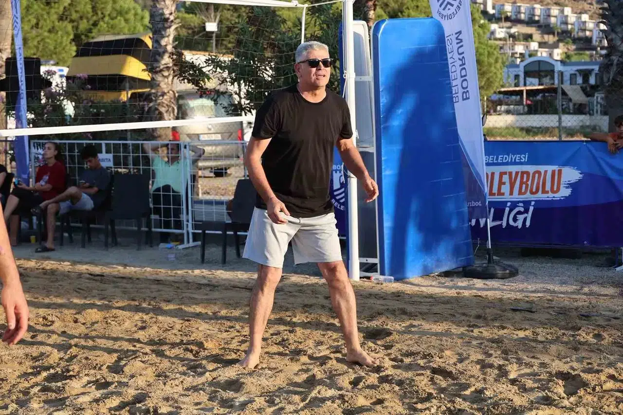 Bodrum’un plajlarında voleybol rüzgarı: 16 takım şampiyonluk için ter döküyor
