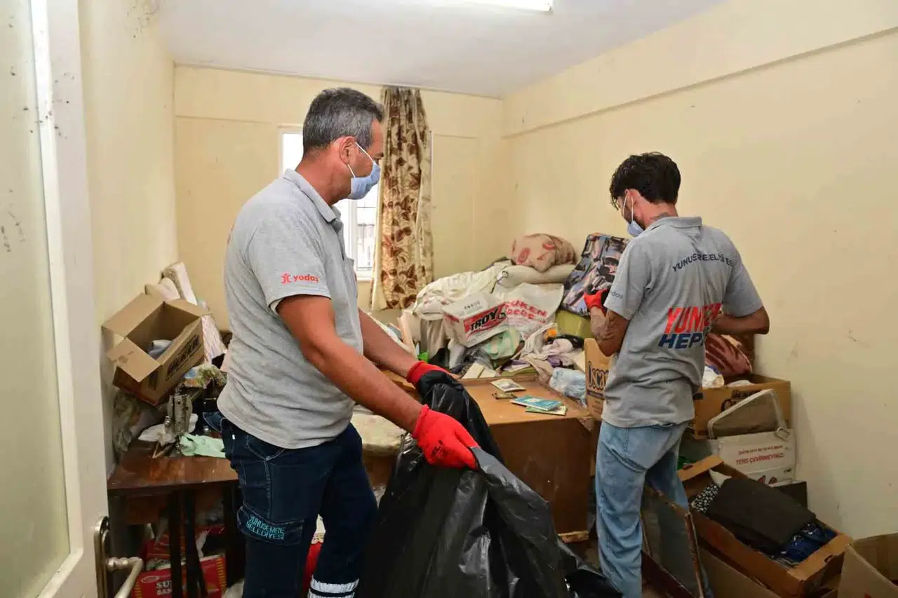 Barbaros Mahallesi’nde 10 yıllık çöp ev kabusu belediye ekipleriyle son buldu