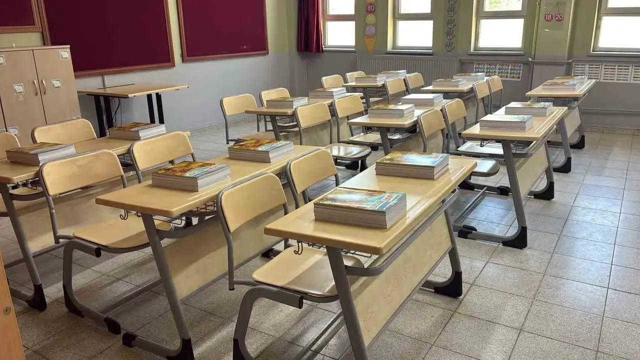 Yatağan’da ders zili öncesi hummalı çalışma: 120 bin kitap sıralardaki yerini aldı