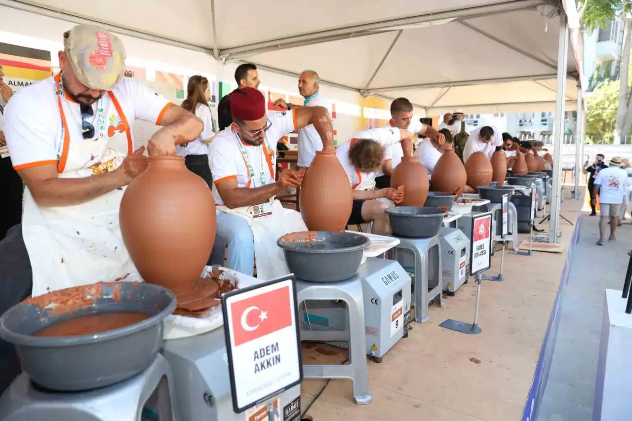 Menemen’de toprak sanatla buluştu: 45 ülkeden gelen ustalar hünerlerini sergiledi
