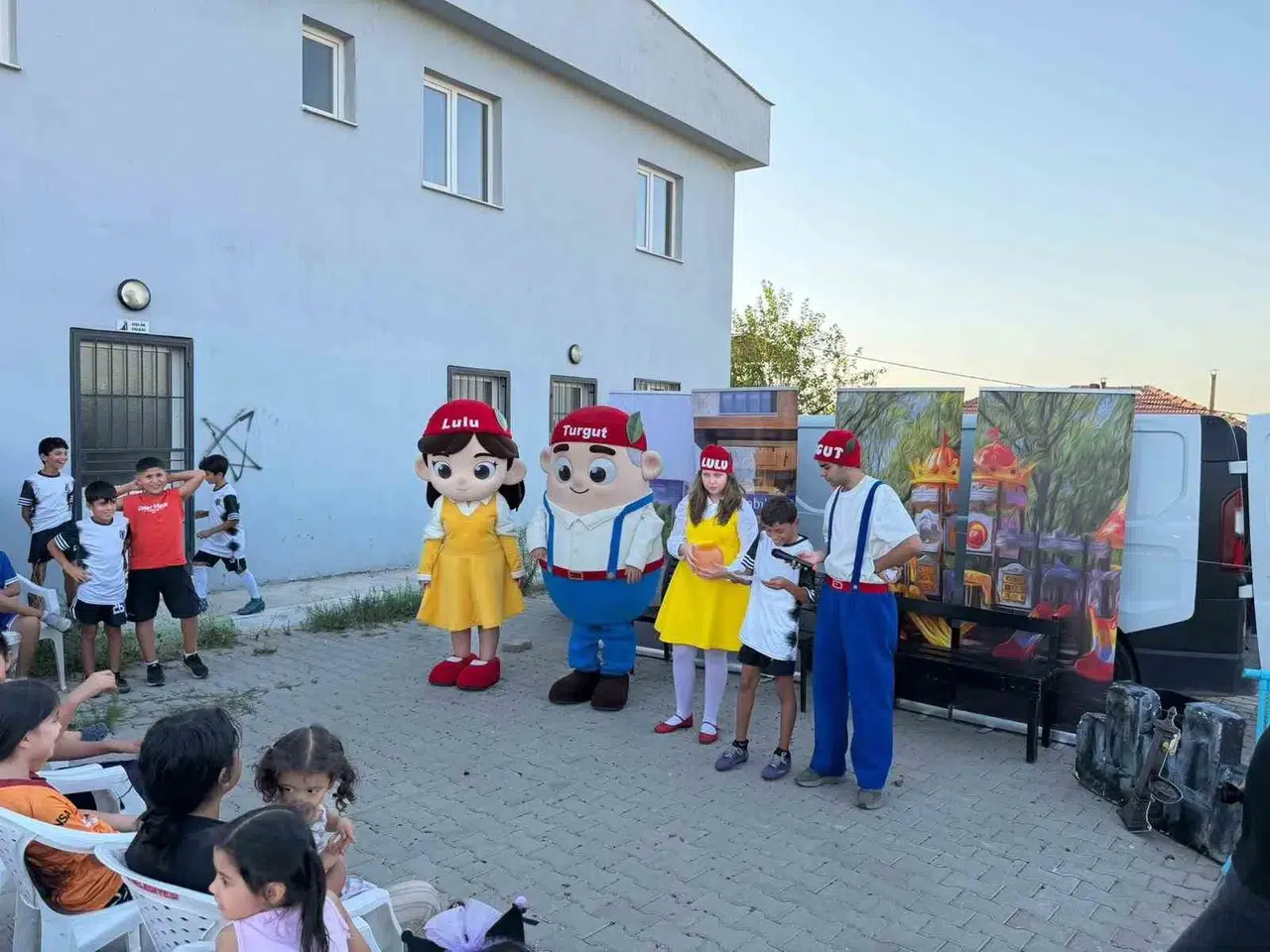 Turgutlu’nun neşeli kahramanları mahalleleri şenlendirdi: Tiyatro çocukların ayağına geldi