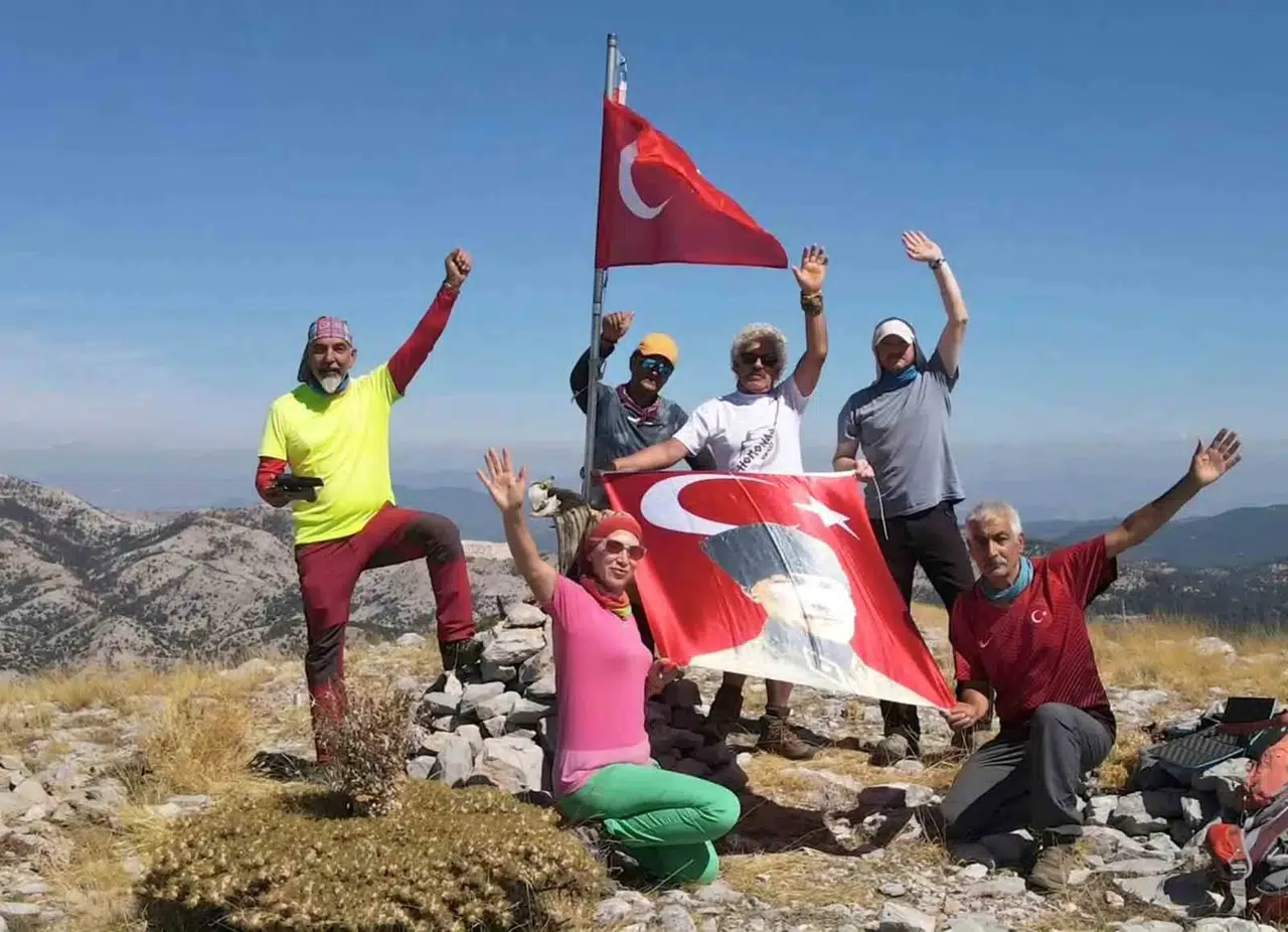 Muğla’nın zirvesinde anlamlı vefa: Gaziler Günü için gökyüzüne Türk bayrağı çektiler
