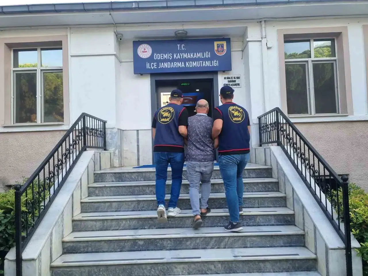 Dört yıllık firar Ödemiş’te son buldu: JASAT aranan hükümlüyü yakaladı