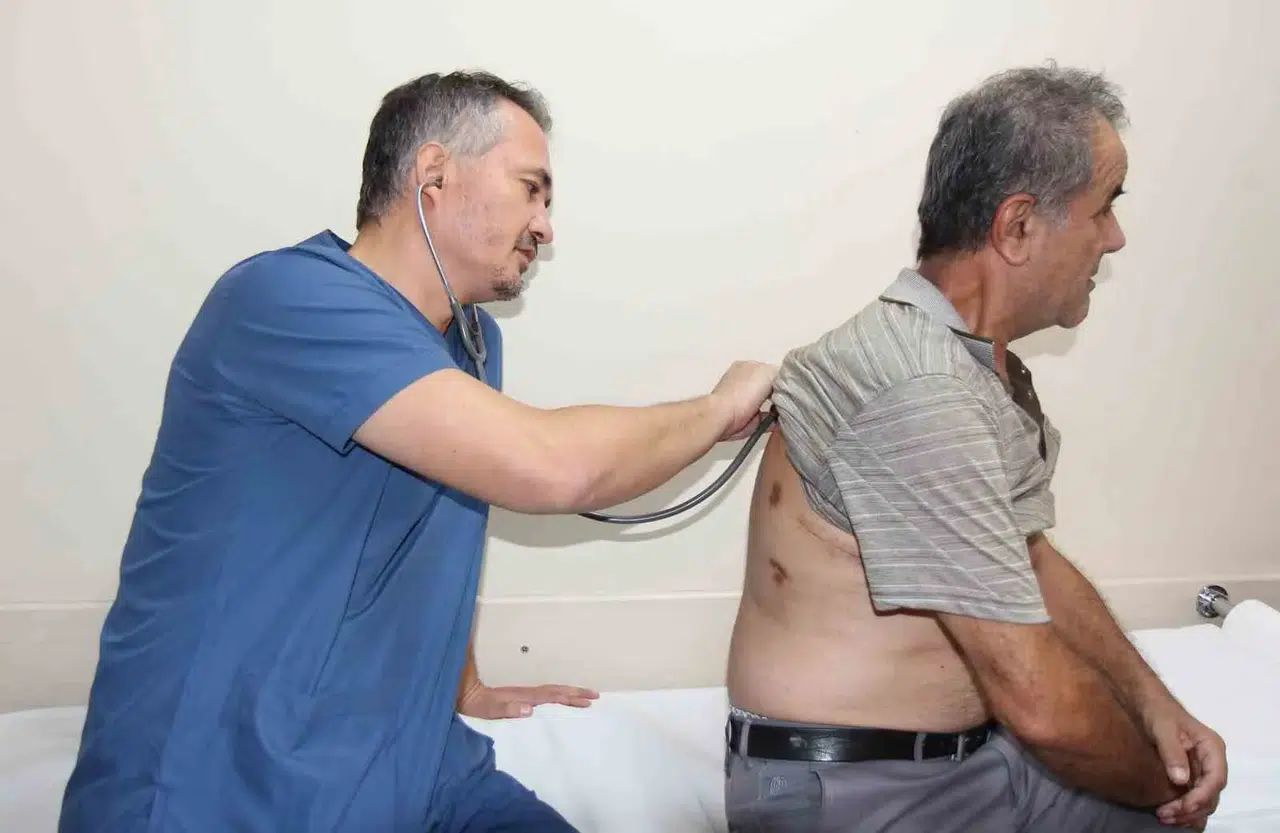 Kalbi yerinden oynatan dev kütle operasyonla temizlendi: 63 yaşındaki hastanın yeniden nefes alma sevinci