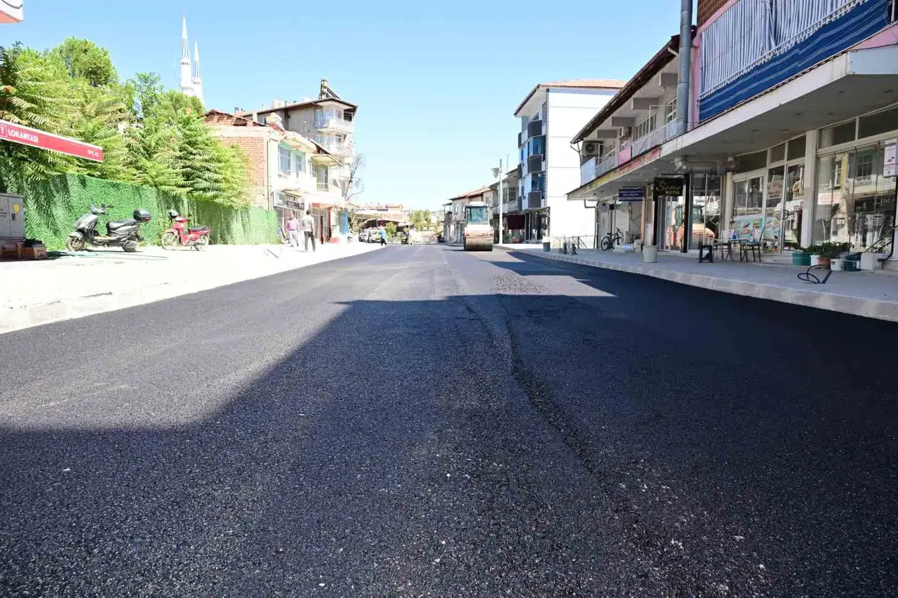 Selendi'de ulaşım engelleri bir bir kalkıyor: Atatürk Caddesi yeni yüzüne kavuşuyor