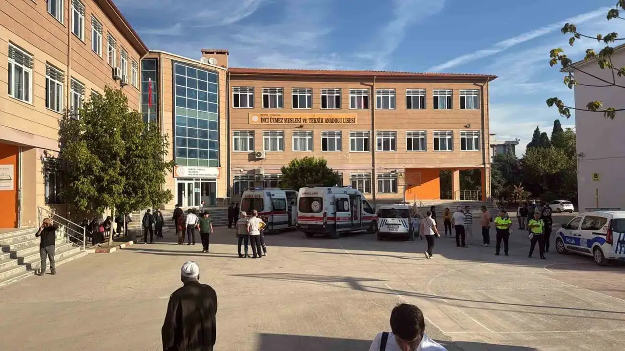 Turgutlu'da okul önünde silah sesleri: Veliler ve polis karşı karşıya geldi