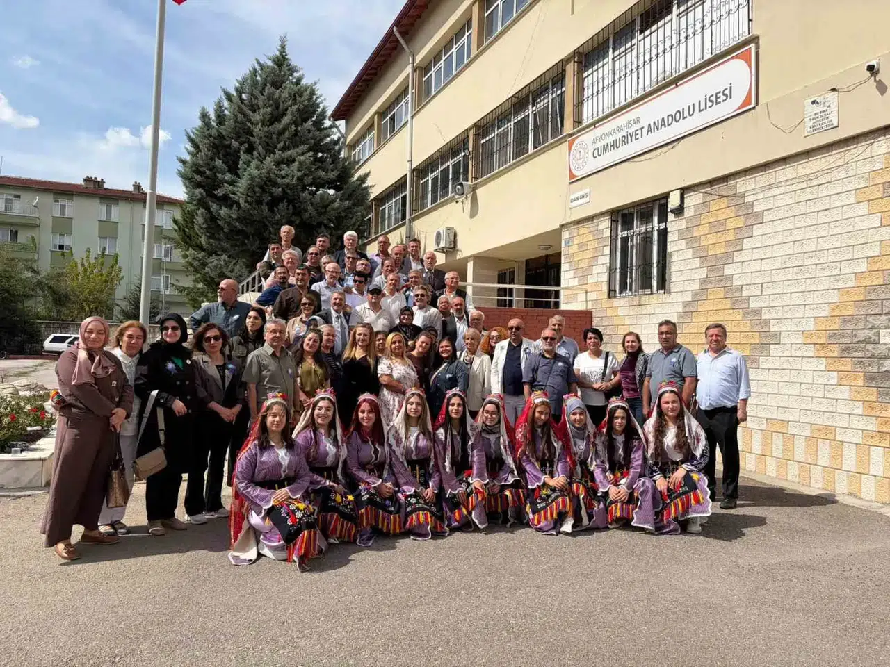 Mezuniyetin üzerinden 40 yıl geçti: O okul bahçesinde zaman durdu