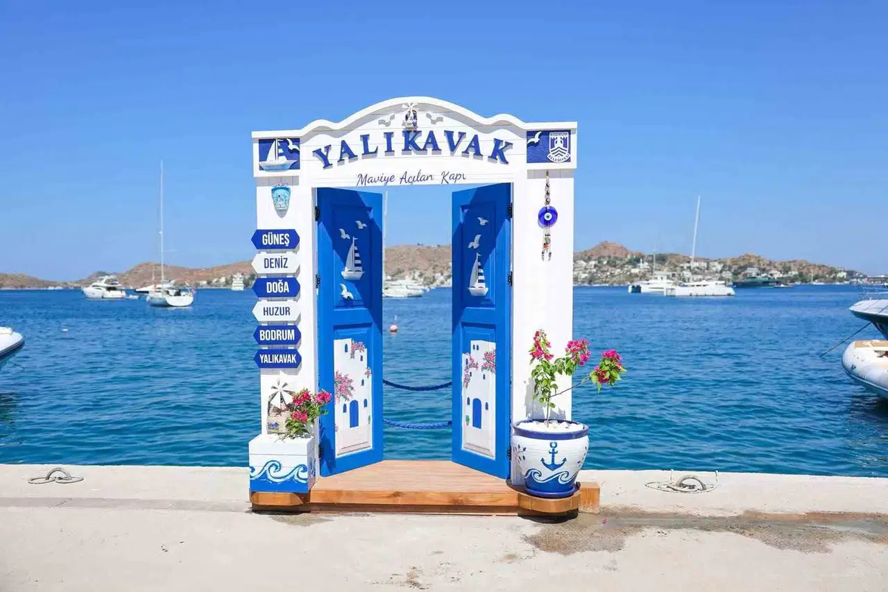 Bodrum’un simgesi haline geldi: Maviye açılan kapı şimdi Yalıkavak’ta