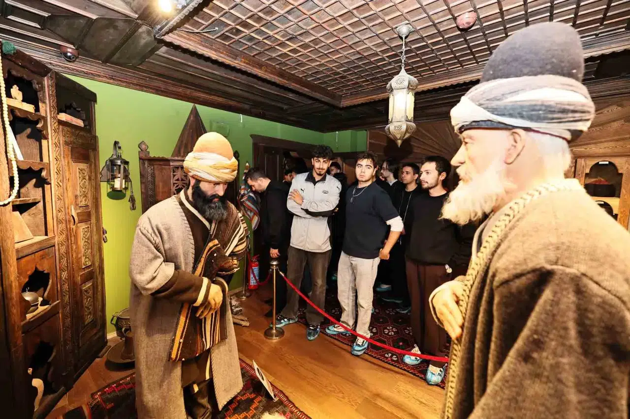 Manisa’ya yeni gelen üniversiteliler şehri adım adım keşfetti